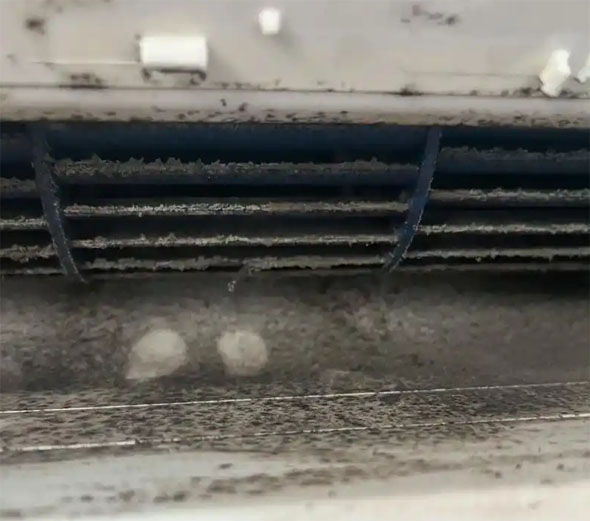 新野空调吹的风有股烧焦味是怎么回事